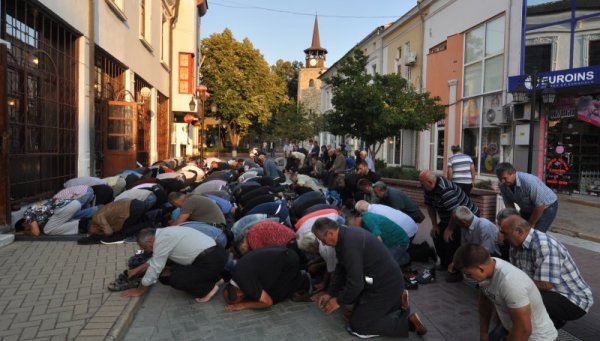 От ранни зори хасковските мюсюлмани препълниха "Чарши джамия" и дори постилаха молитвени килими по улицата пред джамията за първата молитва на големия празник Курбан Байрам. Снимка: БТА