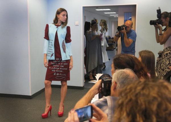 Манекенка се готви да излезе на модния подиум по време на ревю в Киев. Снимка: БТА