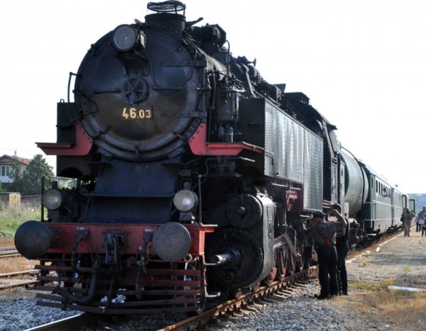 На ЖП гара Хасково пристигна ретро влакът, теглен от прочутия парен локомотив "Баба Меца", произведен 1931-ва година. Пътниците, които са западно европейци, си направиха снимки за спомен и отпътуваха на юг към Родопите. Снимка: БТА