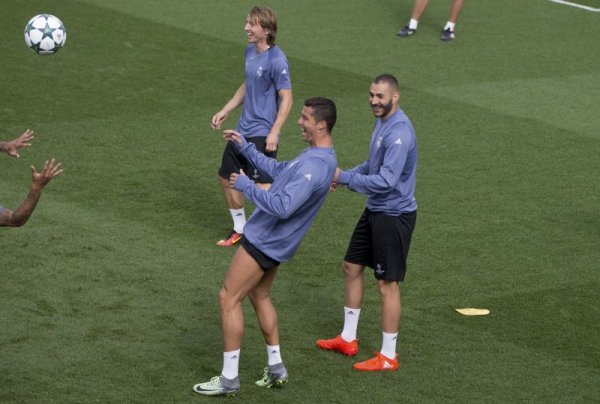 Звездите на Реал Мадрид Кристиано Роналдо, Лука Модрич и Карим Бензема тренират в настроение преди утрешния мач срещу Спортинг Лисабон на старта на груповата фаза на Шампионската лига. Снимка: БТА