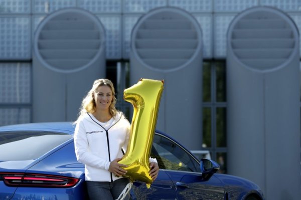 Новата №1 в женския тенис Анжелик Кербер държи в ръцете си надуваем номер 1 по време на пристигането си на летището в Мюнхен след триумфа на US open. Снимка: БТА