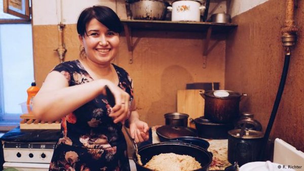 В очакване на узбекския пилаф. Снимка: Р. Рихтер