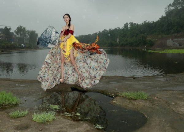 Китайска манекенка позира по време на фотосесия в китайския град Чунцин. Снимка: БТА