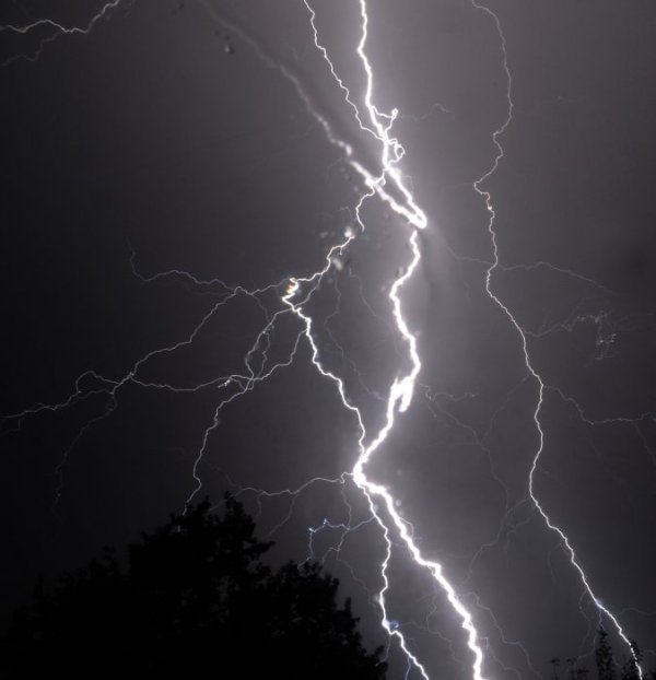 Мощна гръмотевична буря се разрази през нощните часове над Лудогорието. Тя бе придужена и от проливен дъжд. Снимка: БТА