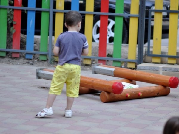 Това съоръжение бе счупено точно седмица след поставянето му и през юли нарани двегодишно дете, след като се стовари върху него. Пристигналият лекарски екип с кола на &bdquo;Спешна помощ&ldquo; още тогава предупреди да се махне тежката конструкция, защото е опасна. Площадката се намира зад блок точно срещу автогарата във Варна. &bdquo;Нещото&rdquo; още стои подпряно на оградата и не е монтирано. Снимка: Ели Маринова
