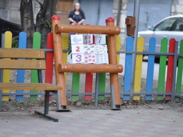 Опасното съоръжение, подпряно на оградата. Снимка: Ели Маринова