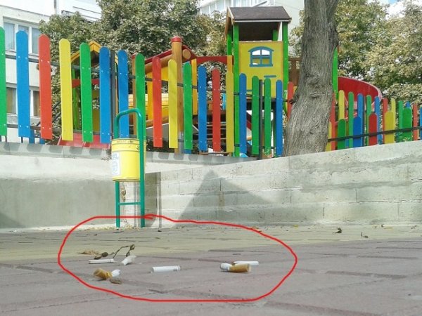 Тук вечер става място за пиене и пушене. Снимка: Ели Маринова