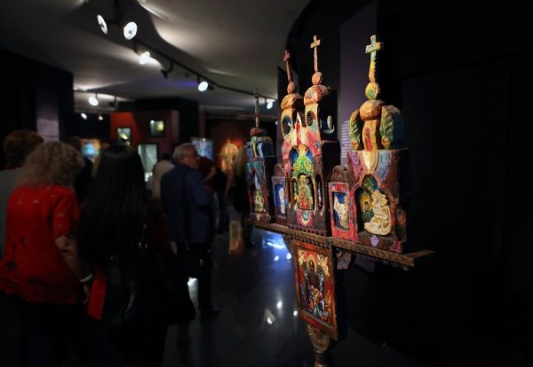 В Националния исторически музей се откри изложбата на пловдивския художник Вълчан Петров &quot;Мостове на светлината&quot;. В експозицията, която е експериментална и първа като замисъл и реализация в България, освен съвременни картини на твореца са представени и културни ценности от фонда на НИМ. Снимка: БТА