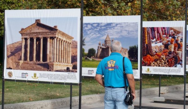 Изложбата &quot;25 години независима Армения&quot; бе подредена на площад &quot;Централен&quot; в Пловдив. На 20 табла са показани снимки от различни забележителности на Армения. Снимка: БТА