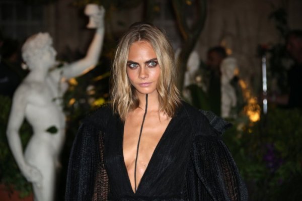 Манекенката Кара Делевин позира пред фотографите по време на Седмицата на модата в Лондон. Снимка: БТА