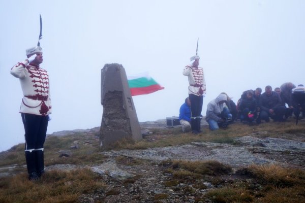 Със заупокойна молитва и военни почести бе почетена паметта на българските воини, загинали на връх Каймакачалан през 1916 година по време на Първата световна война. За да отбележат 100-годишнината от една от най-епичните битки в историята на България на върха бяха началникът на отбраната ген. Константин Попов, военнослужещи от 68-ма бригада &quot;Специални сили&quot; - Пловдив с командира бр. ген. Явор Матеев, отец Атанасий, народни представители, наследници на участници в битката, гръцки военни. Снимка: БТА