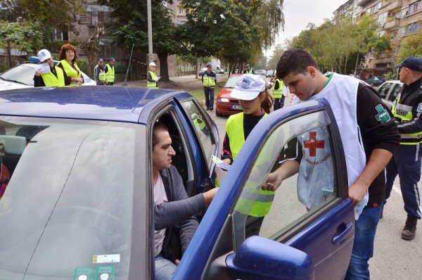 Деца от Монтана, които се обучават в детските полицейски академии в града, патрулираха заедно с пътните полицаи по улиците и раздаваха на шофьорите листовки с указания как да шофират внимателно. Акцията е по повод 21 септември &ndash; европейски ден без загинали на пътя. Снимка: БТА