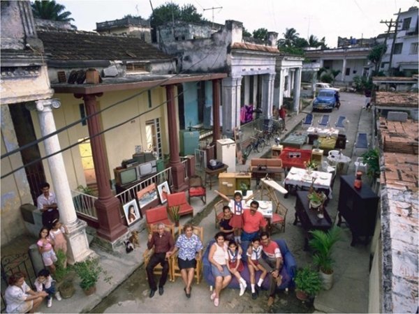 Куба - семейство Коста с техните вещи на улица в Хавана. Снимка: menzelphoto.photoshelter.com