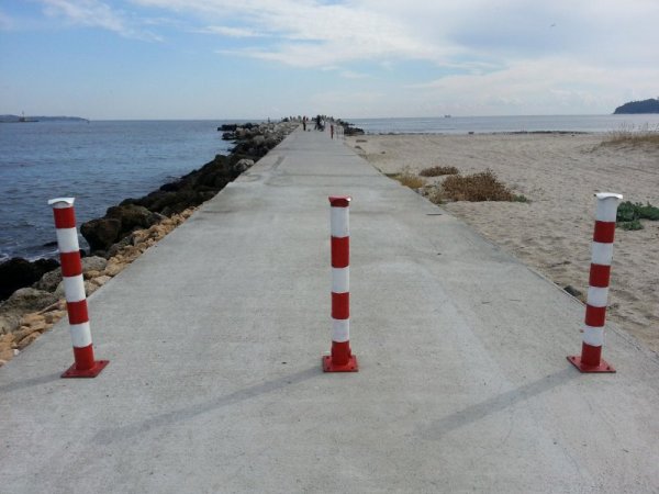 Вълноломът във варненския квартал Аспарухово е обновена благодарение на отзивчивостта на киностудиото в Бояна. Неотдавна плажът в Аспарухово беше използван като декор за заснемането на кинопродукция. След снимките главният архитект на Варна Виктор Бузев се е срещнал с кинаджиите и благодарение на това се стигнало до инициативата буната да бъде възстановена с материали на киностудиото, които вече били непотребни. Ремонтът изцяло е безвъзмезден жест към жителите на Аспарухово. Снимка: Булфото