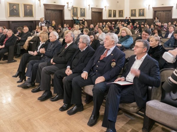 Г-жа Йорданка Фандъкова, кмет на гр. София, писателят акад. Антон Дончев, акад. Стефан Воденичаров, председател на БАН, г-н Иван Гранитски, издател, г-н Тодор Белчев, председател на съвета на директорите на Технополис и други гости на събитието Снимка: Виктор Герасимов