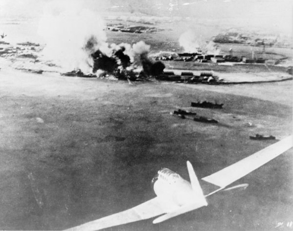 Атаката вече е в ход. Снимка: Reuters/U.S. Navy/National Archives