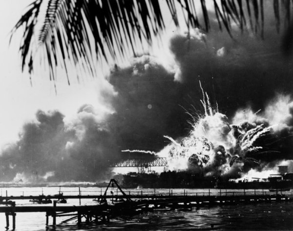 Кадър от втората вълна на японската атака. Снимка: Reuters/U.S. Navy/National Archives