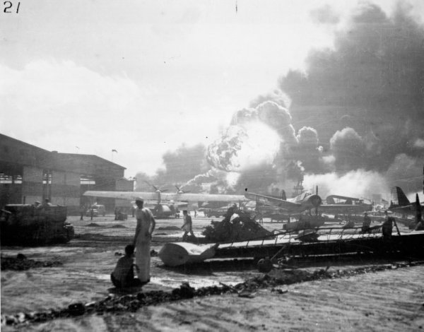 Разрушенията и по американските самолети край базата. Снимка: Reuters/U.S. Navy/National Archives