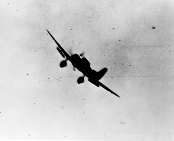 Японски бомбардировач в атака. Снимка: Reuters/U.S. Navy/National Archives