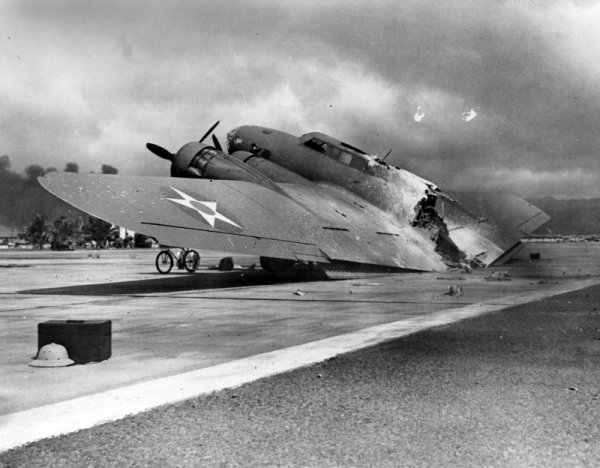 Разрушен американски бомбардировач B-17 след нападението. Снимка: Reuters/U.S. Navy/National Archives