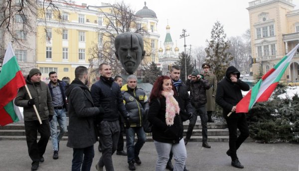 В Българската академия на науките се състоя дискусия "Лидерството през 21-ви век - перспективи и тенденции". Събитието започна с полагане на венци пред паметника на Стефан Стамболов. Снимка: БТА