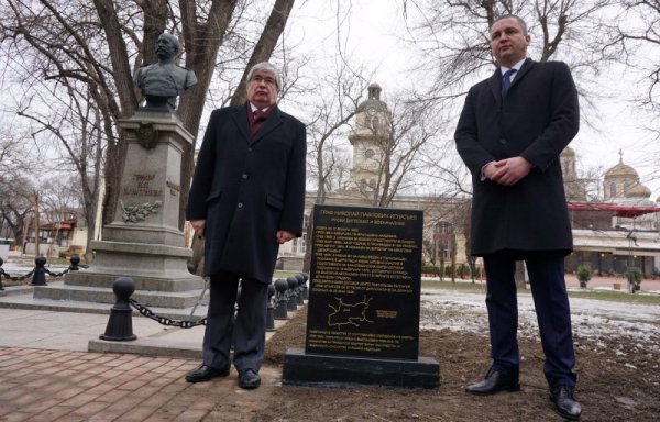Днес бяха положени венци и цветя пред паметника на Граф Игнатиев в градинката зад театъра във Варна по случай 185 г. от рождението му. За да се включи в поклонението и да открие паметна плоча, присъства и извънредният и пълномощен посланик на Руската федерация в Република България - Н. Пр. Анатолий Макаров. Снимка: Булфото