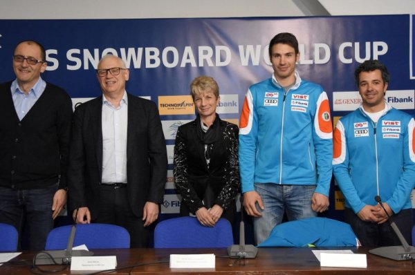 Олимпийските шампиони в сноуборда пристигат у нас за участие в първата за този спорт в България Световна купа в Банско от 3 до 5 февруари. Участниците в паралелния гигантски слалом (мъже и жени) са 100, а същата е бройката и на тези от спринткроса, стана ясно на последната пресконференция преди състезанието. На срещата с медиите дойде носителя на Световната купа в паралелните дисциплини за миналия сезон Радослав Янков, както и служебния министър на младежта и спорта професор Даниела Дашева. Снимка: Булфото
