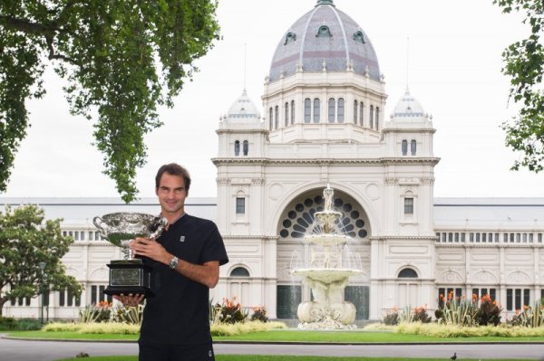 Победителят в Australian Open Роджър Федерер позира със своя трофей по време на фотосесия в Мелбърн. Снимка: БТА