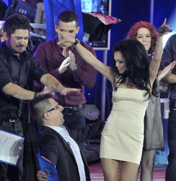 Фолк певицата Мария се вихри на сцената пред падналия на колене Андрей, 2009 г. Снимка: Булфото