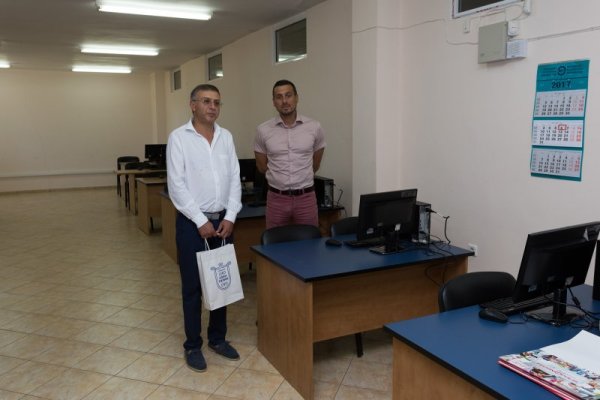 Новата компютърна зала на средно училище &bdquo;Васил Левски&ldquo; в гр. Елин Пелин, оборудвана с компютри от &bdquo;Видеолукс холдинг&rdquo;.