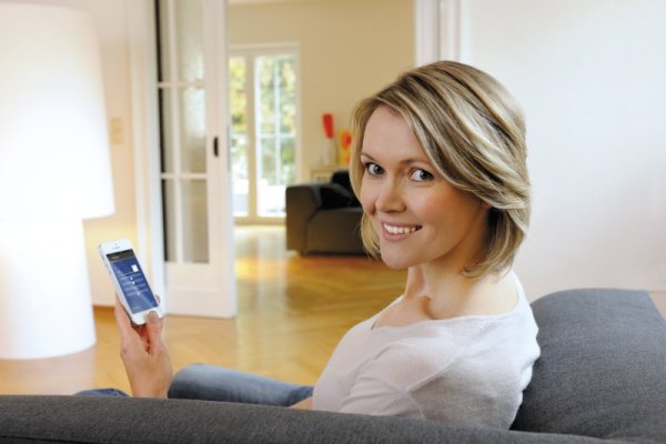 С приложението BiSecur на H&ouml;rmann е възможно външните и гаражните врати да се контролират и управляват лесно от всяко място по света: Например, докато сте във ваканция или докато пътувате във влака, приложението за смартфони и таблети Ви показва дали гаражната врата е коректно затворена. Снимка: H&ouml;rmann