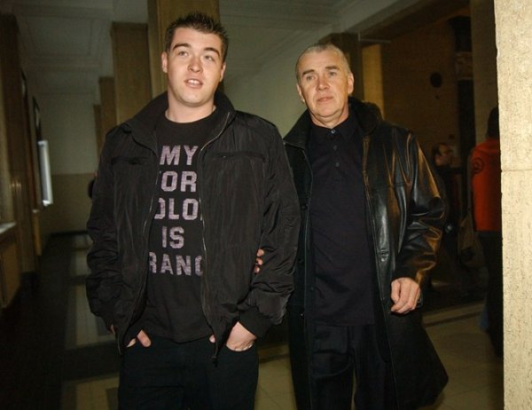 Румен Гунински с баща си в съда; Снимка: Булфото