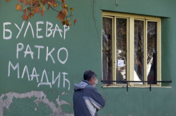 Сграда на селската улица гордо обявява, че хората вървят по булевард "Ратко Младич". Снимка: БТА