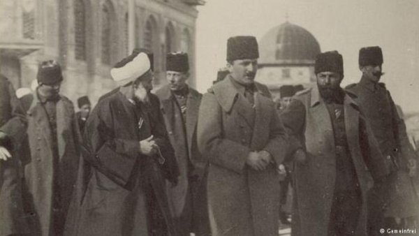 Османците и британците

След завладяването на Египет и Арабия от османците през 1535 година Ерусалим става административен център на един от османските санджаци. През първите години от турското господство в града се стига до значителен разцвет. След победата на британците над османските войски през 1917 година Палестина се оказва британско владение. Ерусалим пада без битка в ръцете на британците. Снимка: Gemeinfrei