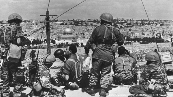 Източен Ерусалим отново се връща в ръцете на Израел

През 1967 Израел води т.нар. Шестдневна война срещу Египет, Йордания и Сирия, в която завладява полуостров Синай, Ивицата Газа, Западния бряг на река Йордан, Голанските възвишения и Източен Ерусалим. Израелците си проправят и достъп до старинната част на града, където е Стената на плача. Първоначално Източен Ерусалим не се смята за анексиран от Израел, а само за административно интегриран. Снимка: Keystone