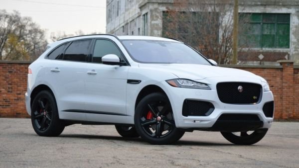 9. Jaguar F-Pace

Разход на гориво: градско - 9,05 л/100 км, извънградско &ndash; 7,13 л/100 км. Цена &ndash; от 47 270 долара. Първият всъдеход на британската марка харчи колкото Nissan Roque, но струва значително повече. В класацията влиза модификацията 20d, която се задвижва от 2,0-литров дизел от семейство Ingenium, развиващ мощност от 180 к.с. Другите версии харчат повече.
Снимка: Производителят