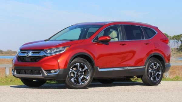 4. Honda CR-V

Разход на гориво: градско &ndash; 8,4 л/100 км, извънградско &ndash; 6,92 л/100 км. Цена &ndash; от 25 125 долара. Неслучайно CR-V е един от бестселърите на Honda, тъй като се отличава с комфортно возене и голям салон. Разходът на гориво също е приемлив. В класацията влиза версията с 1,5-литров двигател с мощност 190 к.с.
Снимка: Производителят
