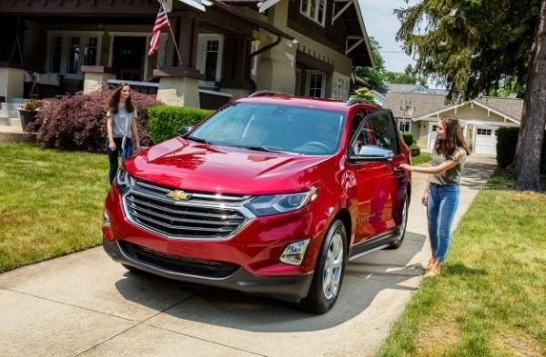 1. Chevrolet Equinox

Разход на гориво: градско &ndash; 8,4 л/100 км, извънградско &ndash; 6,03 л/100 км. Цена - от 32 400 долара. Компактният модел беше основно преработен през тази година, като се предлага с различни 4-цилиндрови мотори. В класацията попада версията с 1,6-литров дизел, който генерира 137 к.с. Другите две модификации &ndash; с 1,5-литров бензин (170 к.с.) и 2,0-литров бензин (252 к.с.), гълтат повече гориво.
Снимка: Производителят