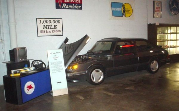 Saab 900 SPG от 1989 г. &ndash; 1 600 000 км

Вече няколко години Saab не радва обществото с нови автомобили, но многобройните фенове на марката хвърлят всички усилия, за да запазят &quot;изчезващите екземпляри&quot;. Един от тях е продавачът от Уисконсин - Питър Гилбърт. Зад волана на своя &quot;приятел&quot;&nbsp; Saab 900 SPG той изминава около 1 600 000 км, след което го подарява на музей. Дотогава Питър е сменил 88 гуми, скоростната кутия и някои незначителни части. За разлика от каросерията, на която годините определено и личат, турбо-двигателят се е запазил.