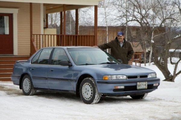 Honda Accord от 1990 г. &ndash; 1 600 000 км

Ако се вярва на думите на собственика на тази стара Honda Accord, моделът практически не се поддава на ръжда, ако го сравните с други автомобили от онова време. В колата са се влошили само обшивката на волана и тапицерията в салона, всичко останало е наред. Това обаче е заслуга на собственика, който внимателно следи за състоянието й, редовно подменя износените части и извършва навреме техническото обслужване. Автомобилът е все още с оригиналната си трансмисия и двигател! Нищо чудно, че след над 20 години активно използване, Honda подари на този американец чисто нов Accord.