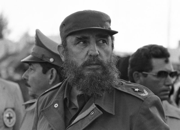 Фидел Кастро, а на заден план е брат му Раул. Снимка: БТА