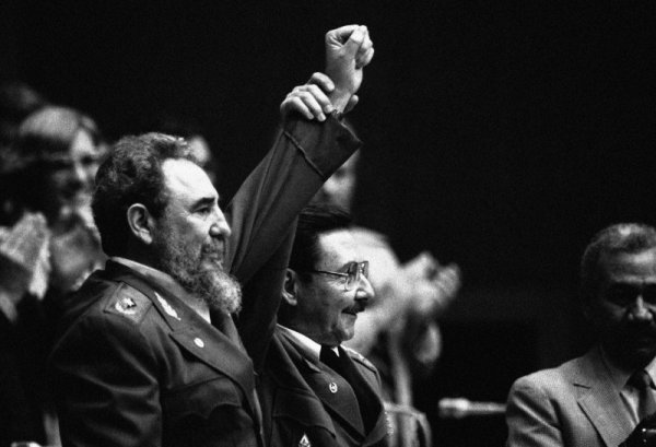 Двамата легендарни братя през 1986 година след поредното преизбиране на Кастро за лидер на кубинската комунистическа партия. Снимка: БТА