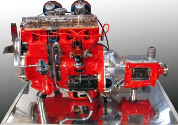 Volvo B18

За да няма въпроси от рода на &quot;Защо този двигател е тук?&quot;, ще посочим само един факт &ndash; официално автомобилът с най-голям пробег в света е Volvo P1800. Колата на американеца Ърв Гордън е изминала над 3 милиона мили (около 4,83 млн. км), като двигателят на нея е оригиналният.

Моторът има обем 1779 куб. см, горен разпределителен вал, както и един или два карбуратора. Технически той е доста прост, като освен на Р1800, се поставя още на моделите PV544, Amazon и серия 144. Общо взето, това са всички модели, които Volvo произвежда през периода 1961-1981 г.
Снимка: Производителят