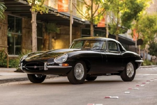 Jaguar E-Type - 1961 г.

Първото място е за английската спортна кола Jaguar E-Type, която е представена пред публика на автосалона в Женева през 1961 г. Автомобилът се произвежда в продължение на 13 години, като се продава на сравнително достъпна цена. Дизайнът му е дело на авиационния инженер Малкълм Сойер. До ден-днешен тази машина е сред най-големите поводи за гордост на британския производител.
Снимка: Производителят