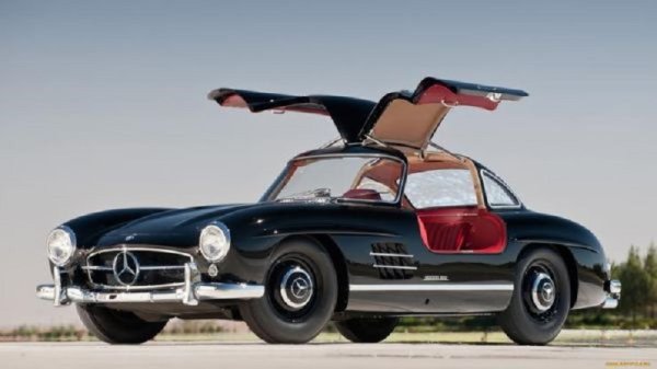 Mercedes-Benz 300 SL (W198) - 1954 г.

След дебюта си през 1952 г. болидът Mercedes-Benz 300 SL (W194), развиващ 175 к.с., печели почти всички състезания, в които участва. Премиерата на гражданската версия е през 1954 г. на салона в Ню Йорк. Три години по-късно е представен и роудстър 300 SL. Външният вид на автомобила е създаден от група дизайнери, начело с Карл Вилферт. Вратите на колата се отварят нагоре и напомнят на криле, затова 300 SL получава прякора "Gull wing" (крило на чайка).
Снимка: Производителят