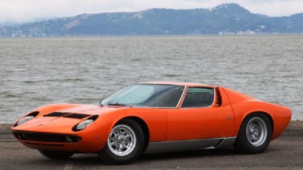 Lamborghini Miura - 1966 г.

Третата позиция е за купето със средно разположение на двигателя Lamborghini Miura, което се произвежда от 1966 до 1973 г. Дизайнът на автомобила е разработен от легендарното ателие Bertone на маестро Марчело Гандини. Моделът се продава в три модификации - P400, P400S и P400SV. През 2006 г. в чест на 40-годишнината на модела компанията Lamborghini създава и прототип - Miura Concept, от който е направена една-единствена бройка.
Снимка: Производителят