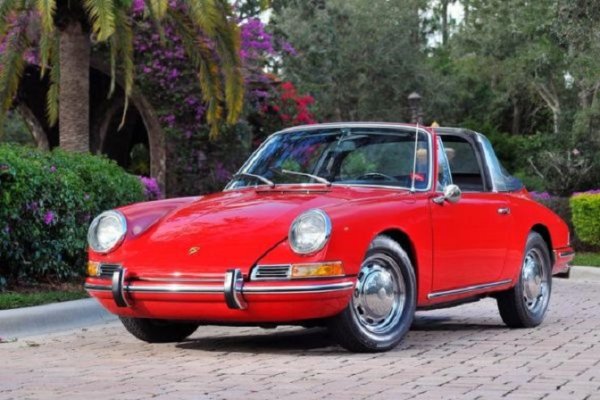 Porsche 911 - 1963 г.

Премиерата на предсерийния екземпляр на Porsche 911 се е състояла на автосалона във Франкфурт през 1962 г., а автомобилът излиза на пазара година по-късно. Дизайнът е дело на внука на основателя на компанията Фердинанд Александър Порше. Първото Porche 911 се задържа на конвейра до 1974 г. За този период автомобилът се пуска в най-различни модификации и се ползва с огромен успех.
Снимка: Производителят