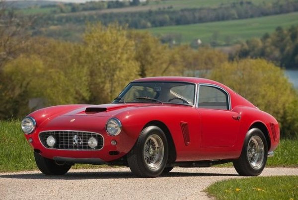 Ferrari 250 GT 1959 г.

През 1953 г. компанията Ferrari прави луксозна туристическа версия на спортната кола 250 MM, която поучава името 250 GT Europa. До края на 50-те години моделът излиза в няколко версии, като сред тях са както състезателни, така и серийни варианти. Изящната каросерия е създадена от друго голямо име в историята на дизайна &ndash; Джото Бизарини.

В ТОП-10 влизат още Citroen DS19 (1955), BMW 507 (1955), Bugatti Type 57 (1934), Ferrari 250 GTO (1962), Alfa Romeo Tipo 33 Stradale (1967).
Снимка: Производителят