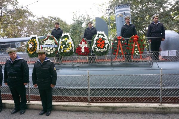 По случай 106-та годишнина от първата българска морска победа - успешната атака на миноносеца &bdquo;Дръзки&rdquo; срещу турския крайцер &bdquo;Хамидие&rdquo; през Балканската война, командването на Военноморските сили и ръководството на Военноморския музей организираха военен ритуал по полагане на венци и цветя пред кораба-музей &quot;Дръзки&quot; и паметника на капитан І ранг Димитър Добрев, командвал отряда торпедоносци по време на бойните действия през 1912 година. Снимка: Булфото