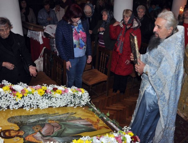 За големия празник Архангеловден отрано стотици хасковлии препълниха православния храм &quot;Свети Архангел Михаил&quot;, където бе отслужена тържествена литургия. Снимка: БТА